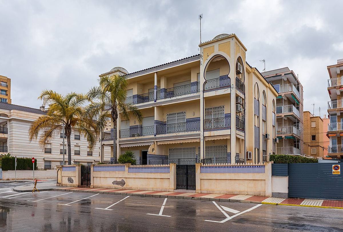 Edificio de viviendas en la avenida Santiago Bernabéu de Santa Pola, Alicante.
