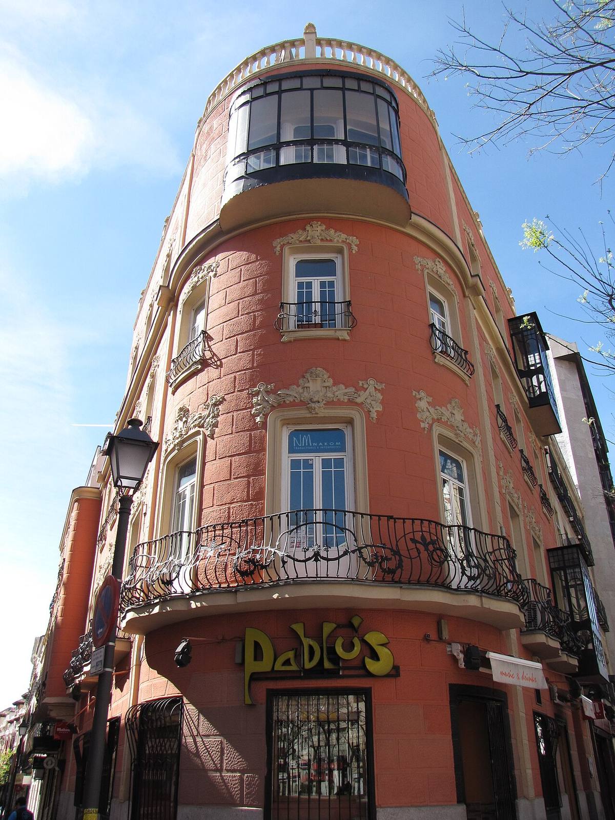 Fachada de un edificio de viviendas clásicas en Madrid.