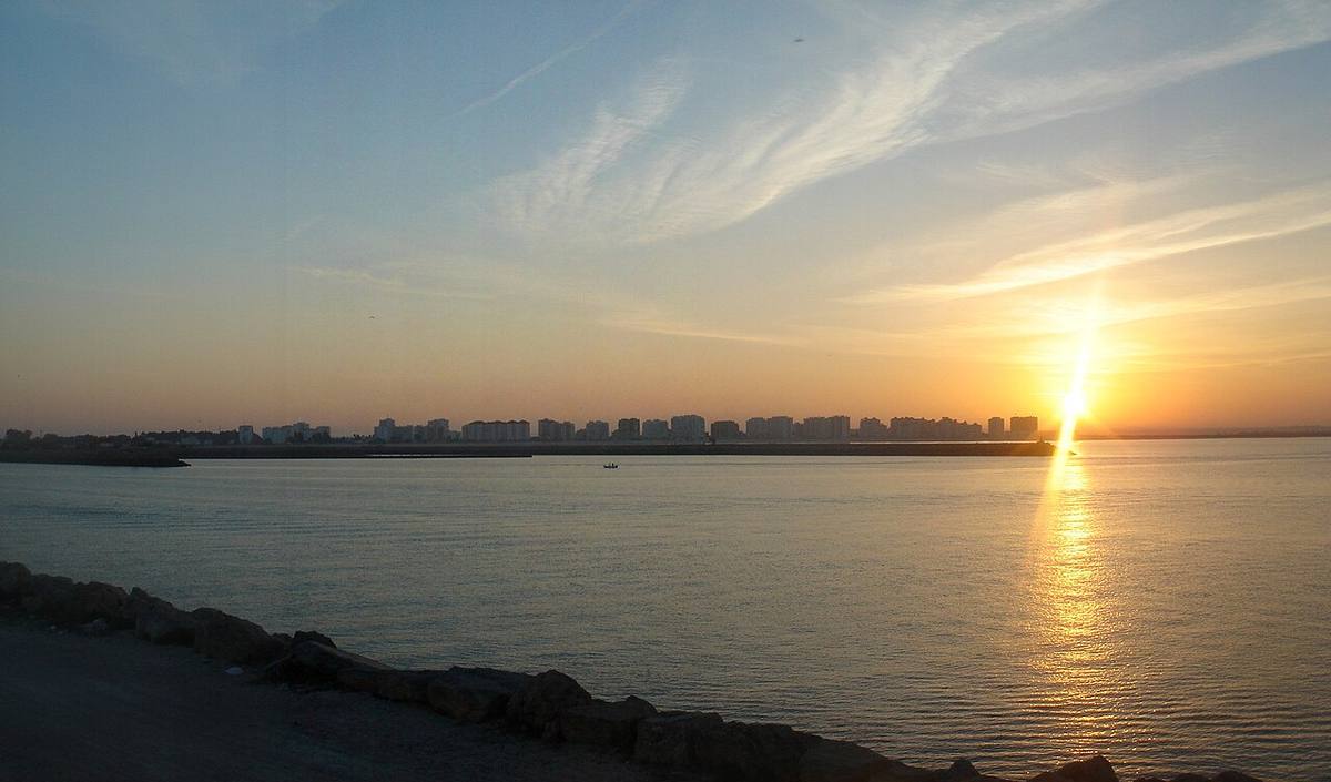 Línea de edificios en la playa de Valdelagrana, en el litoral gaditano.