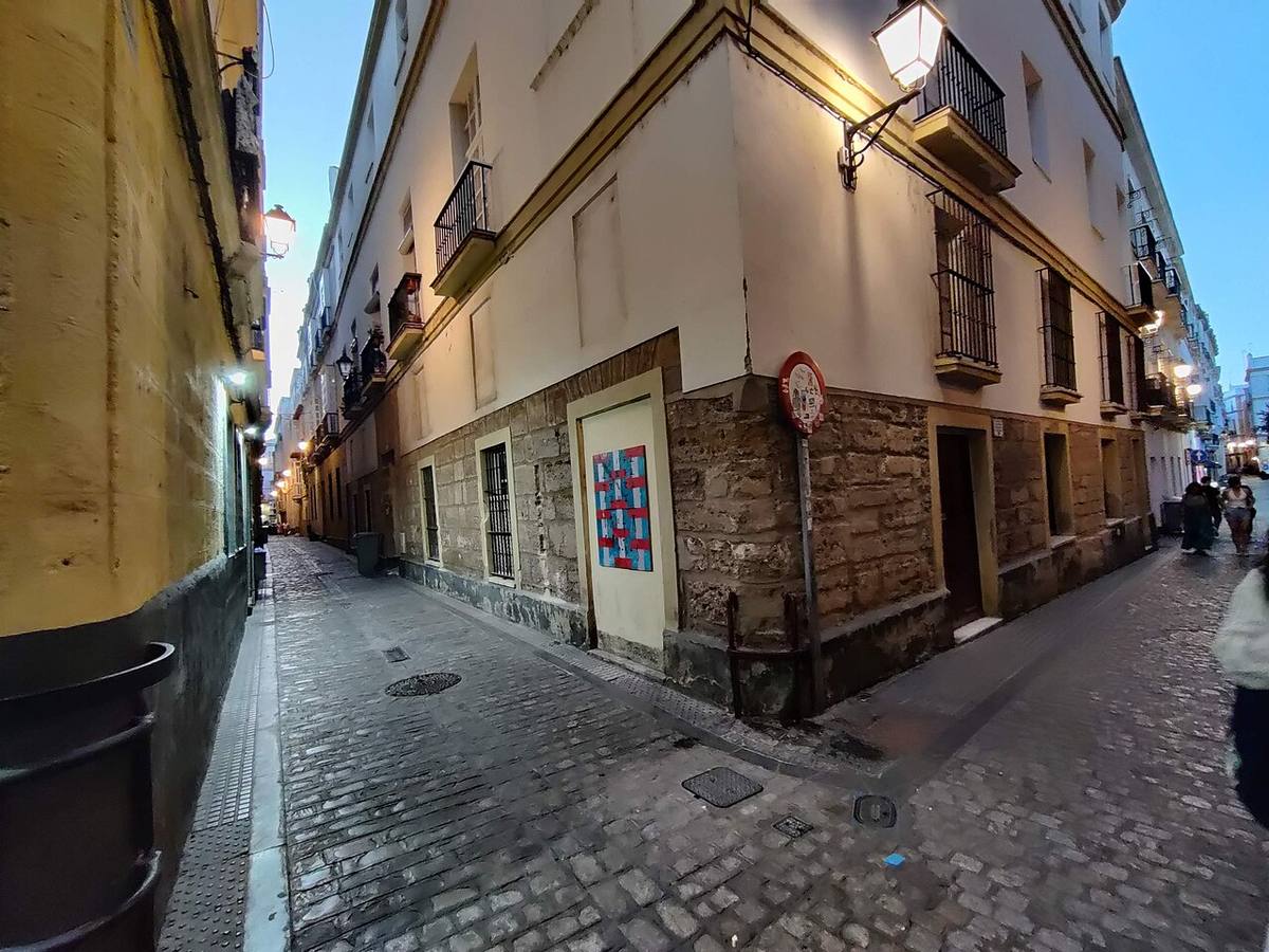 Edificio de viviendas en una calle del casco histórico de Cádiz.