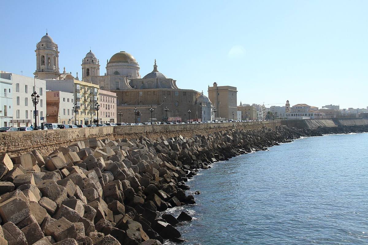 Paseo del Campo del Sur con la Catedral de Cádiz y el malecón.