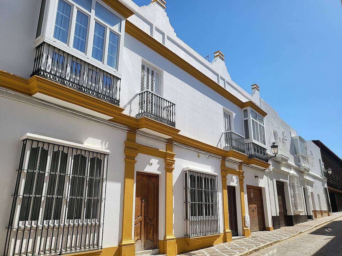 Fachadas de arquitectura tradicional en una calle de Chiclana de la Frontera, provincia de Cádiz.