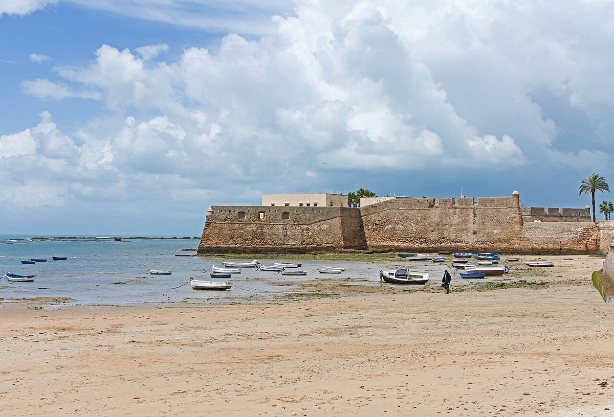 Castillo de Santa Catalina y zona de barcas en Cádiz.
