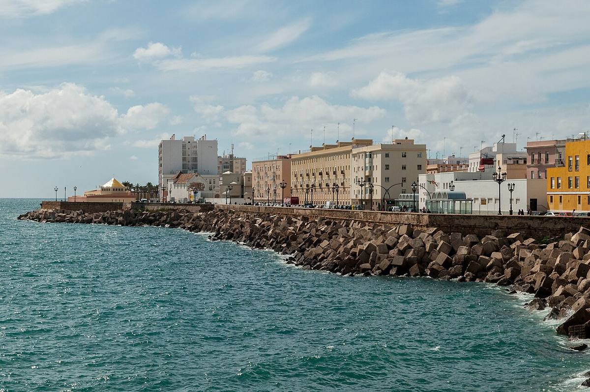 Edificios de viviendas frente al paseo marítimo de Cádiz.