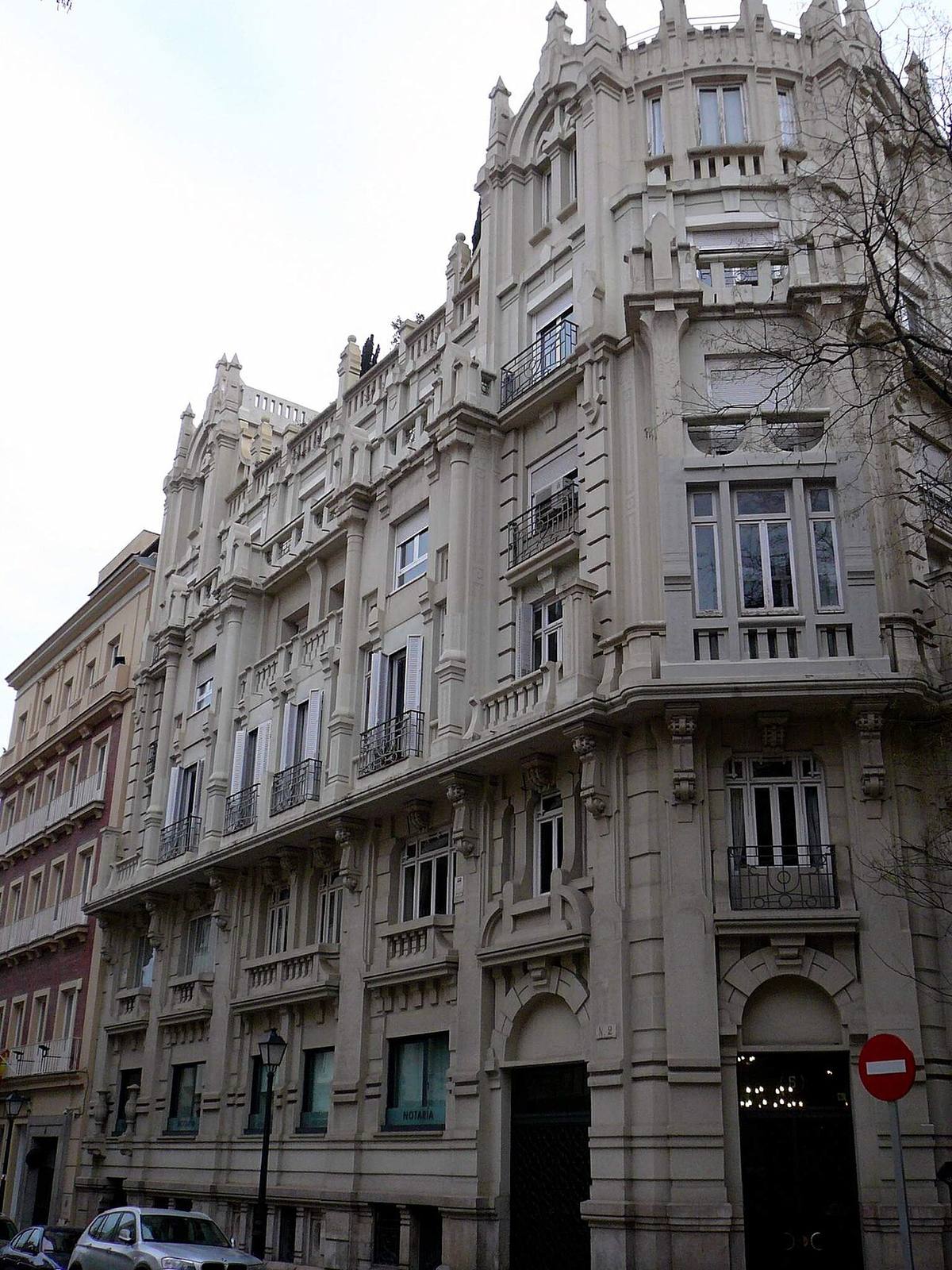 Edificio de viviendas en la calle del Monte Esquinza, Madrid.