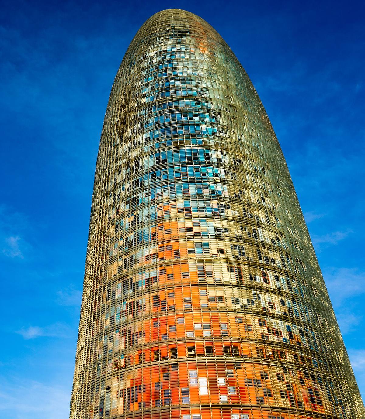 Vista contrapicada de la Torre Glòries en Barcelona.