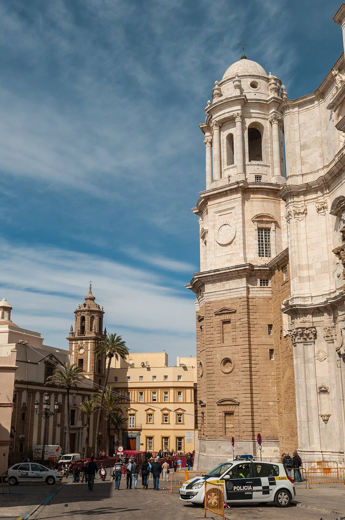 Entorno de la Catedral de Cádiz en el centro histórico.