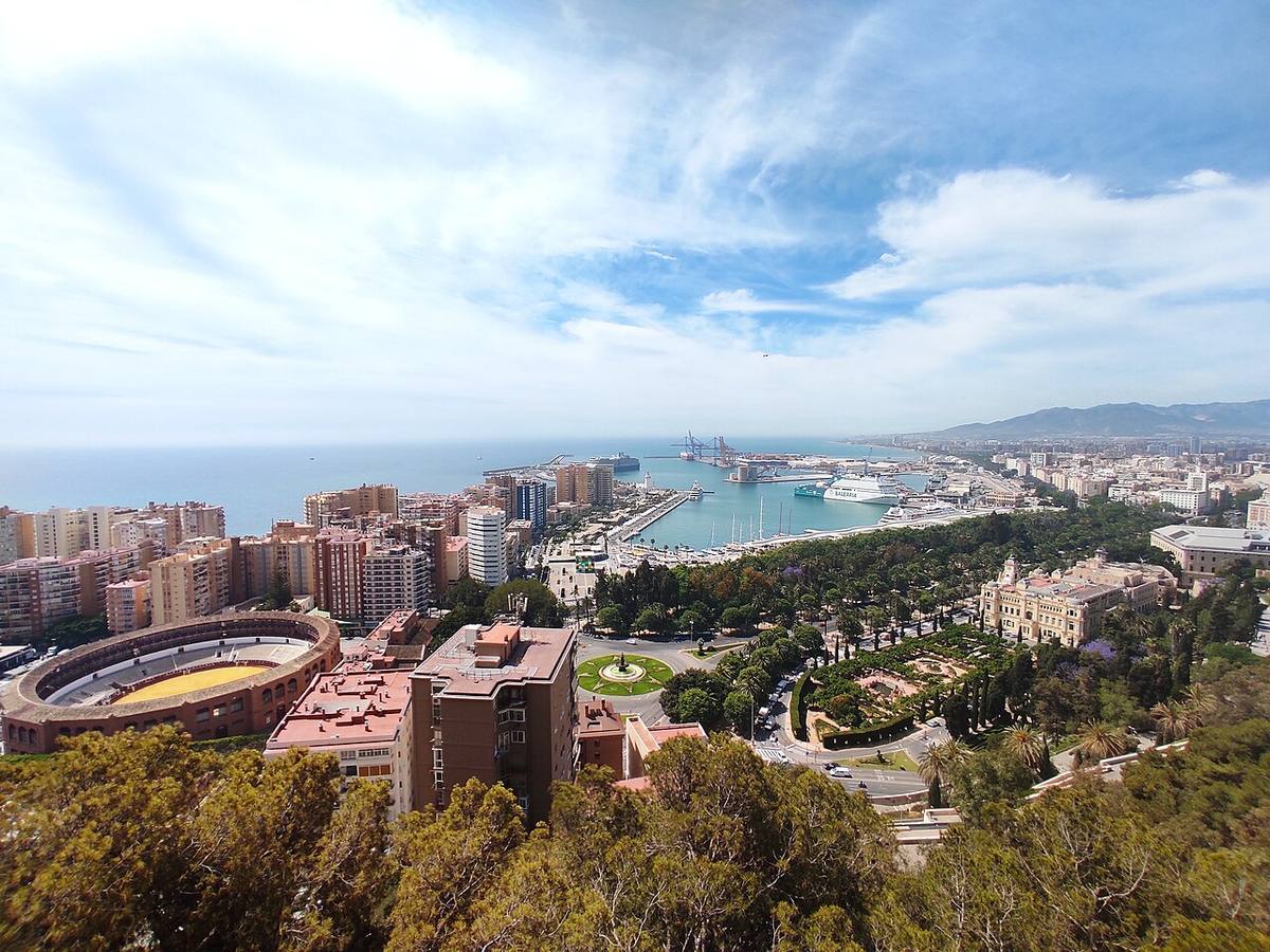 Vista panorámica de la zona residencial y el puerto de Málaga.