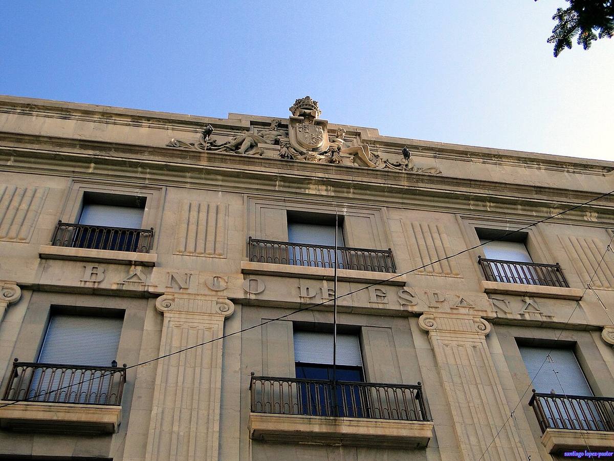 Detalle de la fachada del edificio del Banco de España en Albacete.