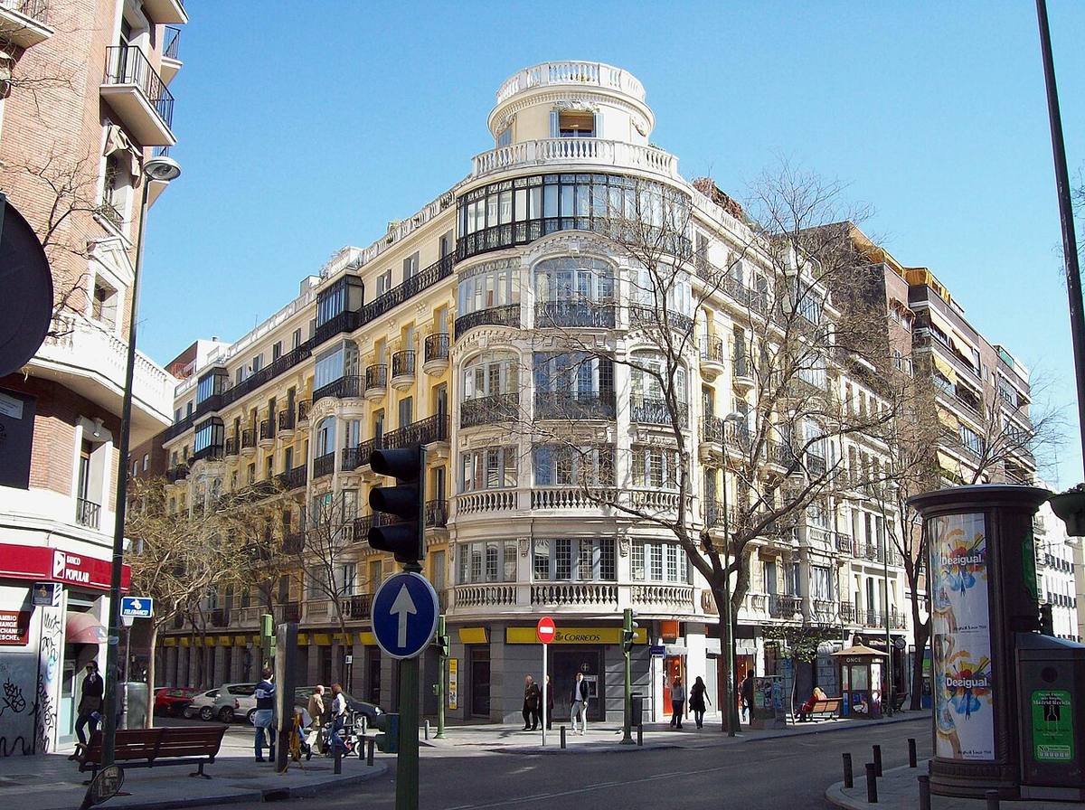 Edificio de viviendas diseñado por Modesto González en el distrito de Chamberí.