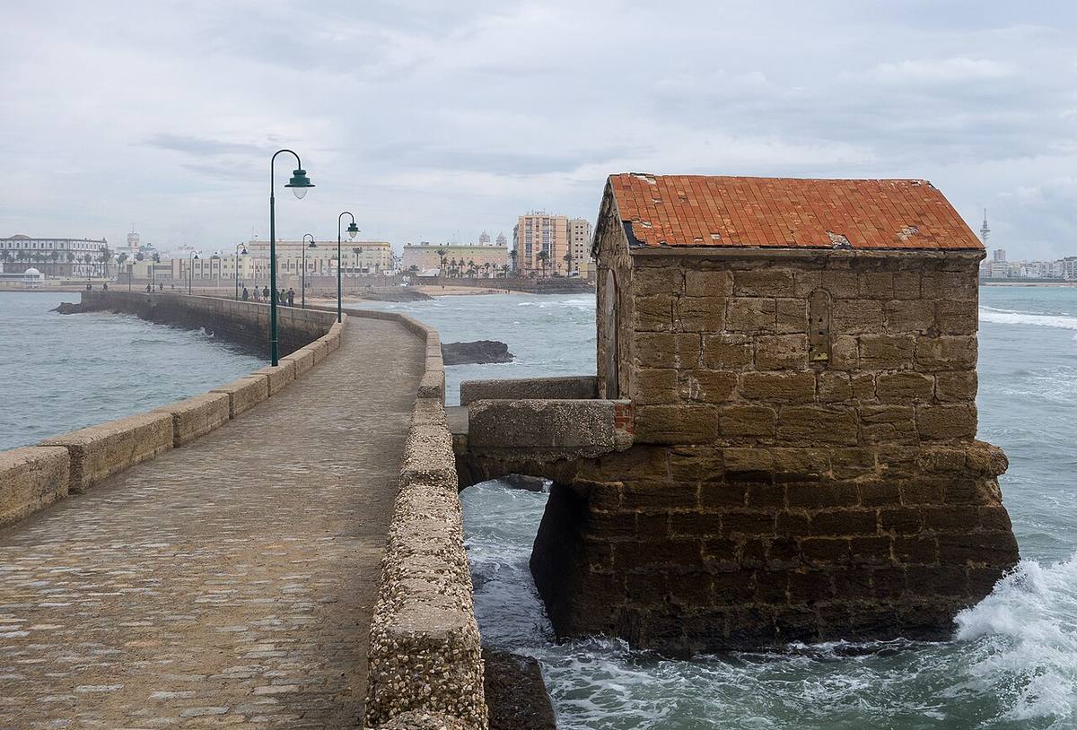 Paseo marítimo y construcciones históricas en la ciudad de Cádiz.