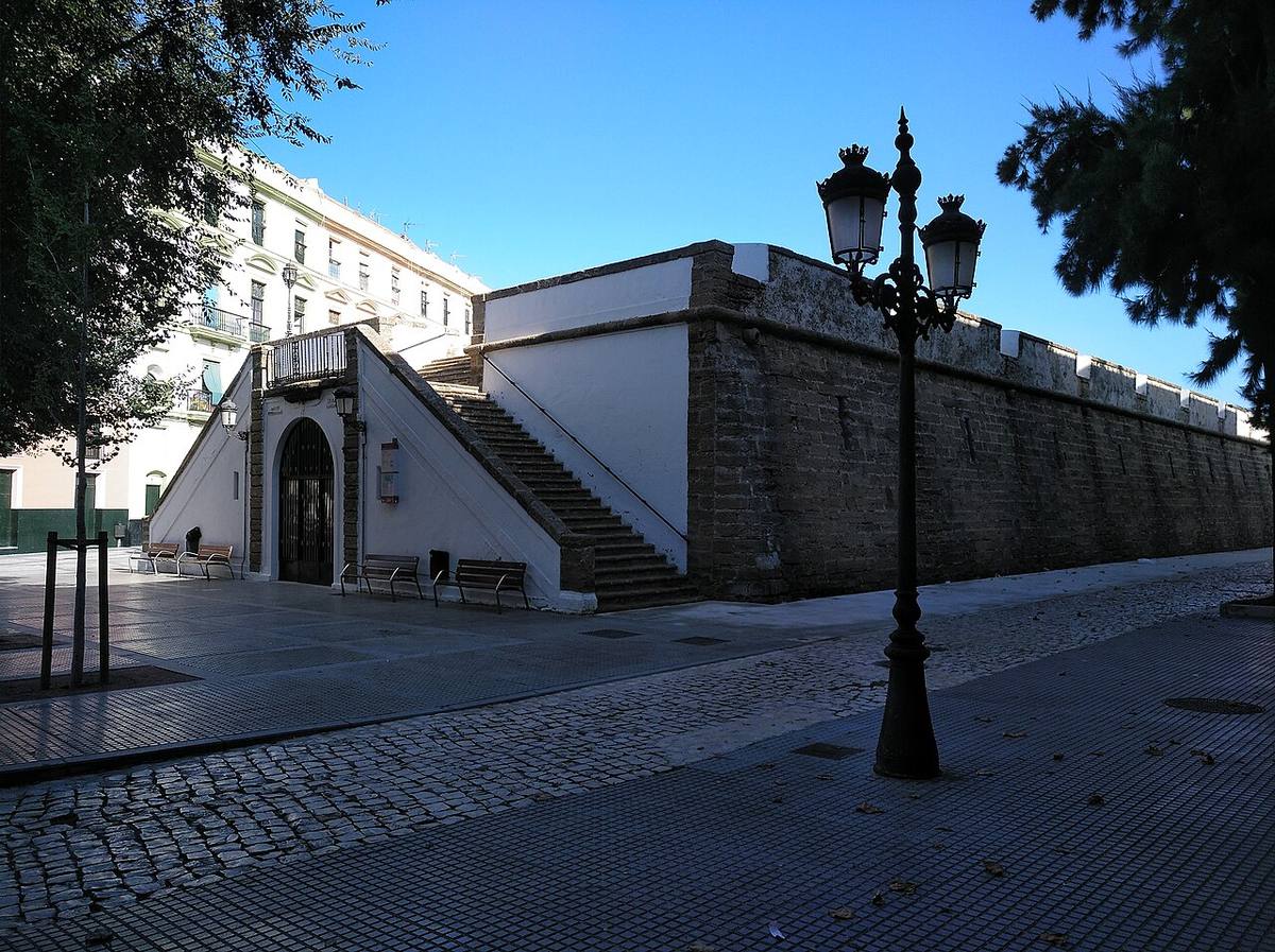Muralla de San Carlos y edificios colindantes en Cádiz capital.
