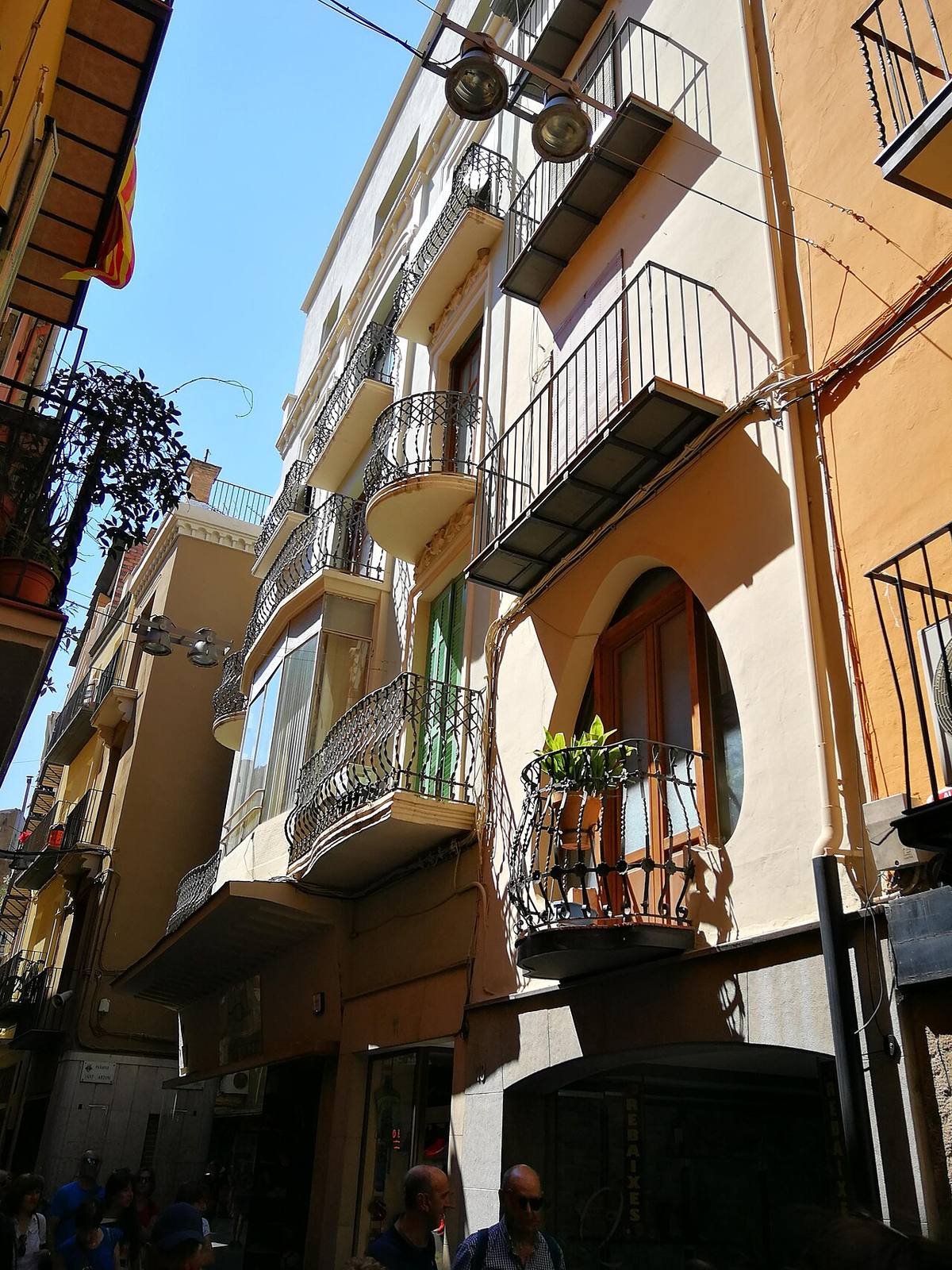 Detalle de balcones en edificios de viviendas de Balaguer, Lleida.