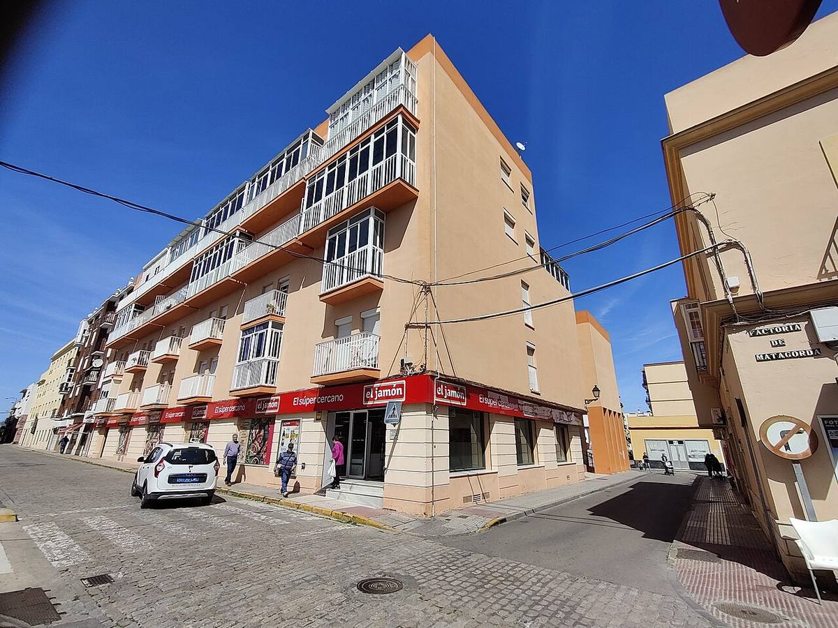 Edificio de viviendas y locales comerciales en Puerto Real, Cádiz.