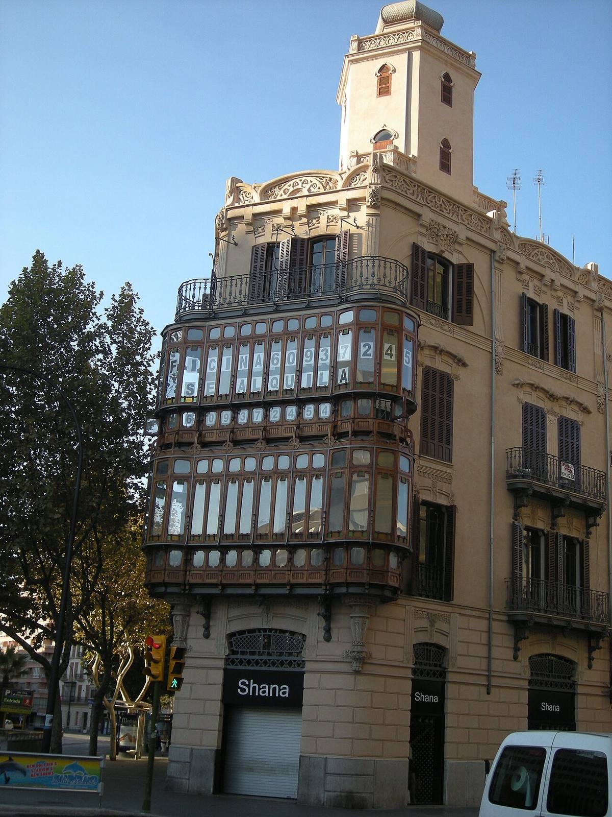 Edificio con carteles de alquiler en el centro de Palma de Mallorca.
