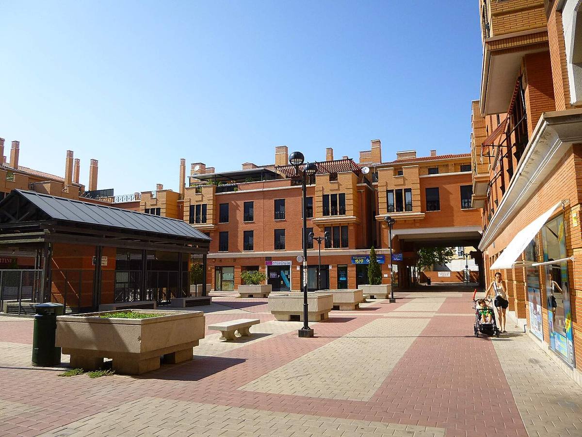 Edificios residenciales en la Plaza de las Labores de Parla.