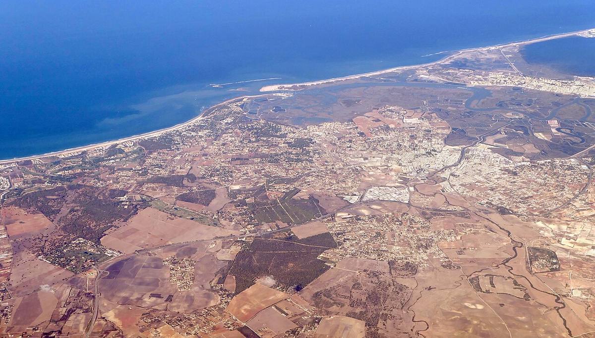 Vista aérea de Chiclana de la Frontera y su costa.
