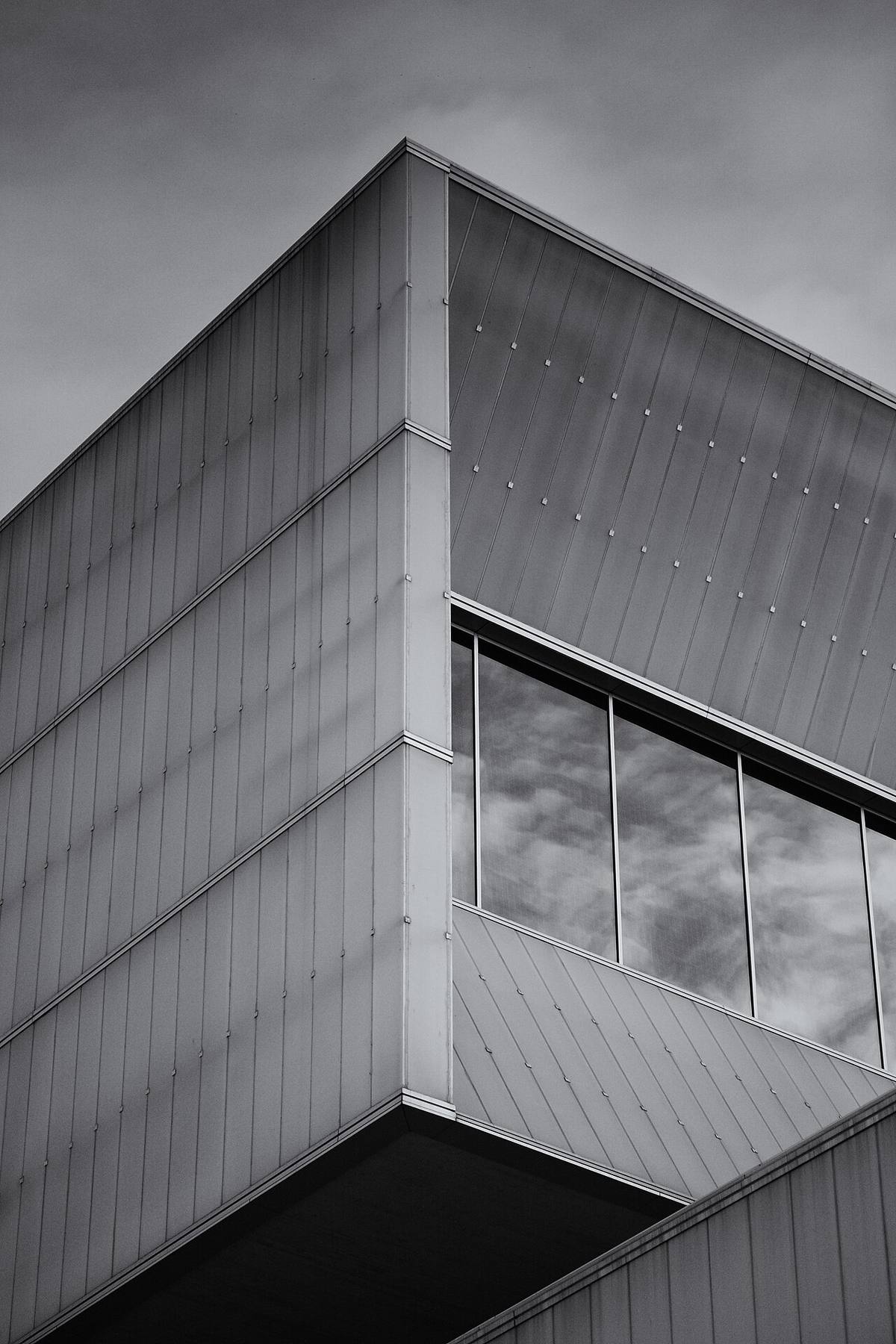 Detalle arquitectónico del Centro Polivalente Barceló en Madrid.