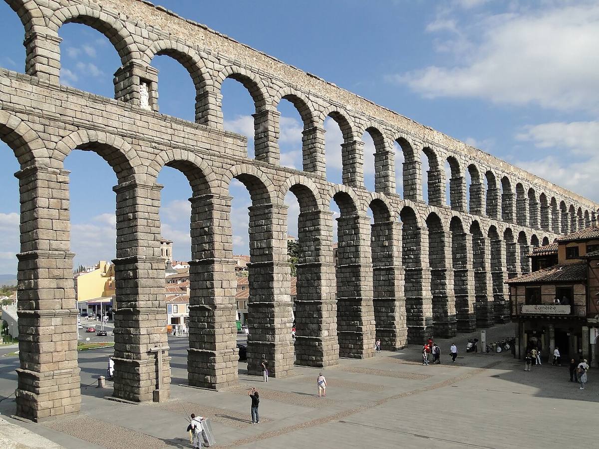 Arcadas del Acueducto de Segovia en el entorno urbano de la ciudad.