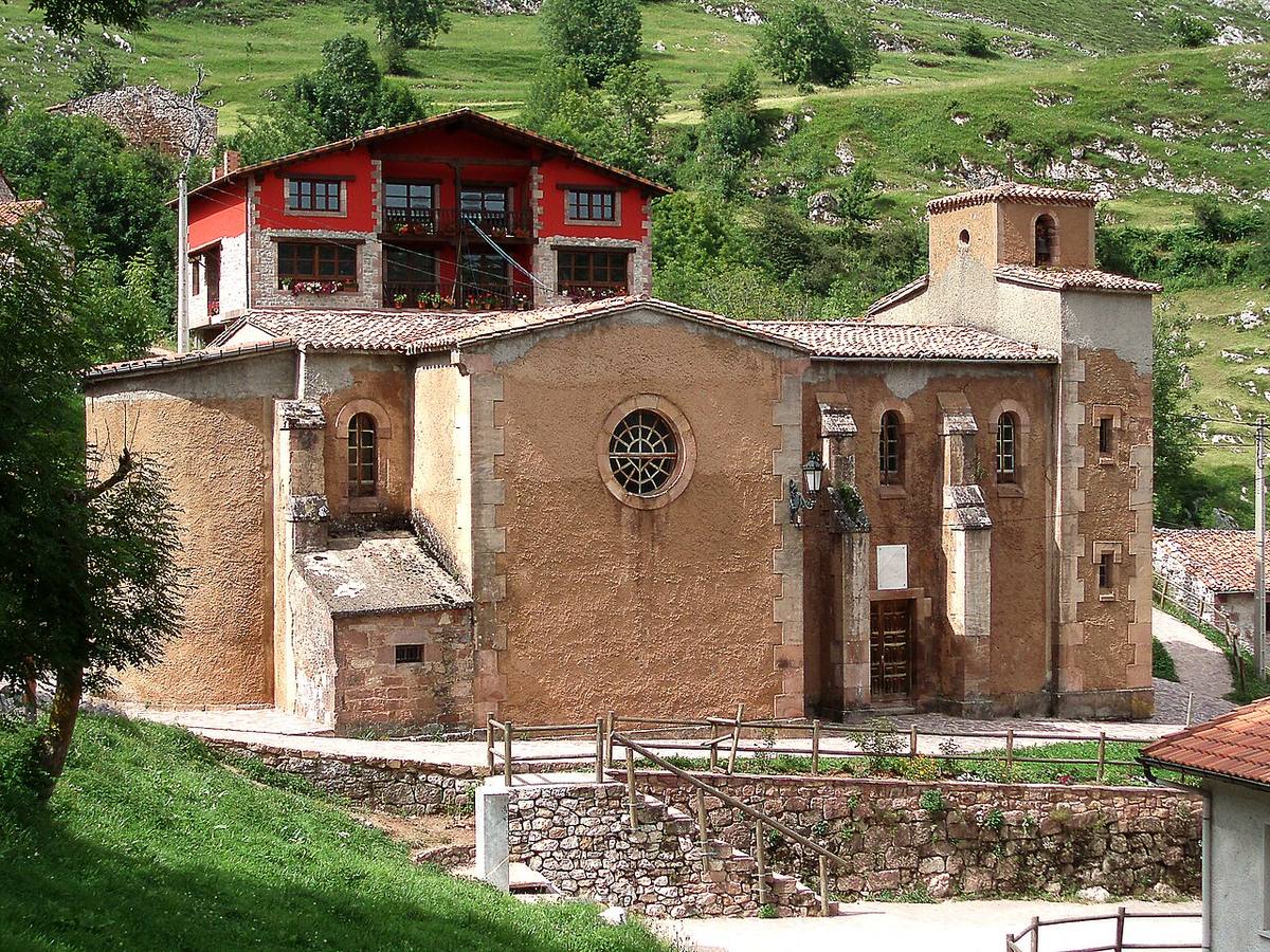Parroquia de San Andrés y viviendas en Tresviso, Cantabria.