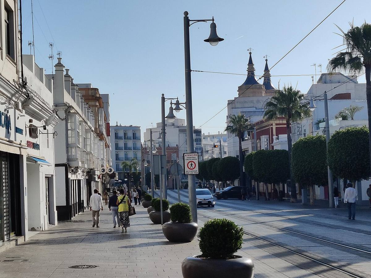 Perspectiva de la calle Real con edificios residenciales y comerciales en San Fernando.