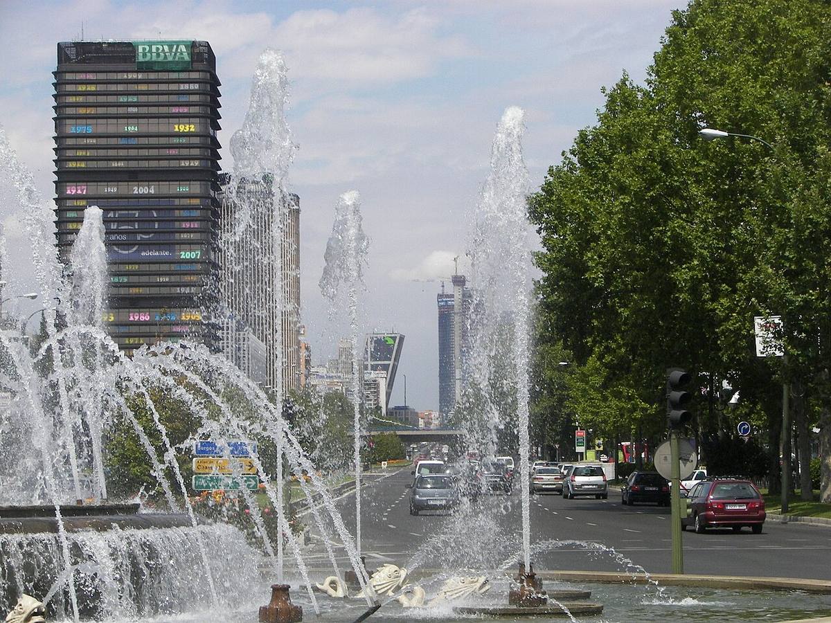 Vista del Paseo de la Castellana en Madrid con la Torre BBVA al fondo.