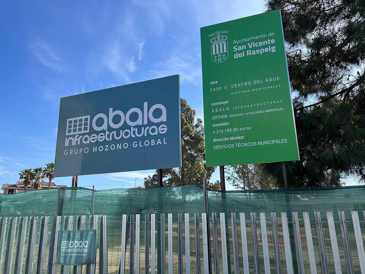 Carteles informativos de las obras del Centro del Agua en San Vicente del Raspeig.