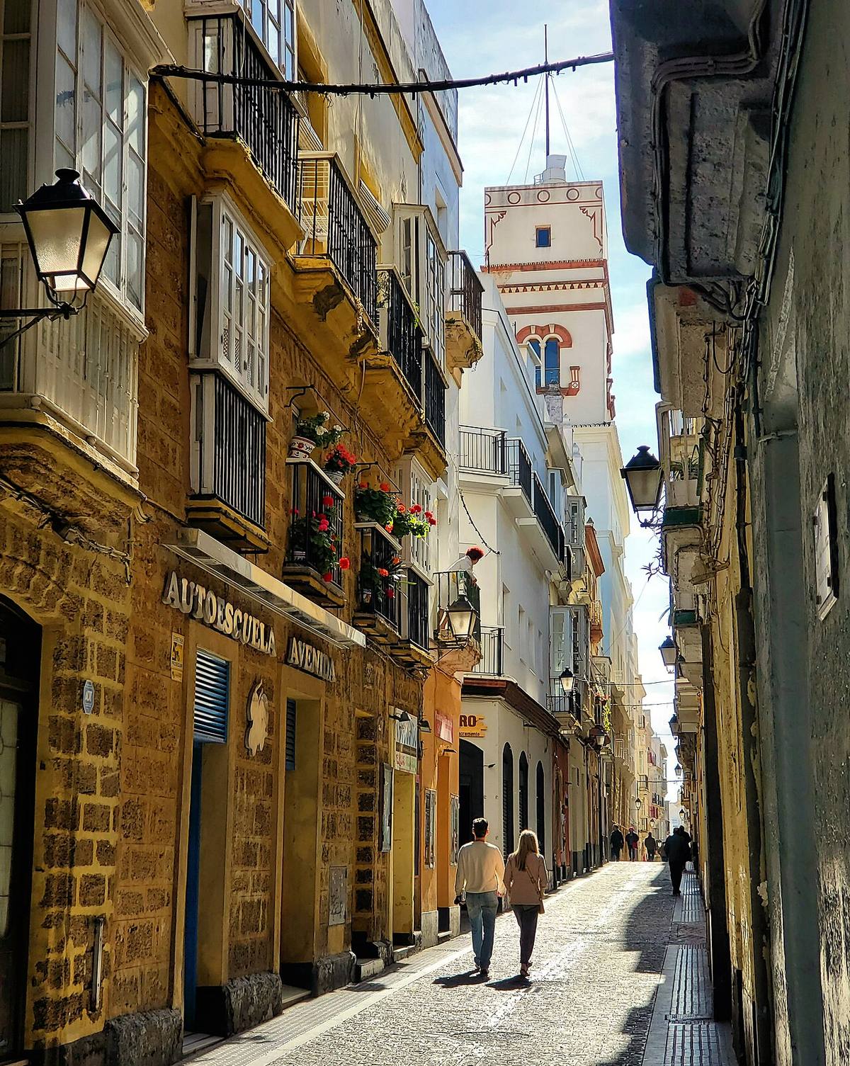 Calle Sacramento con la Torre Tavira al fondo, en el centro histórico de Cádiz.