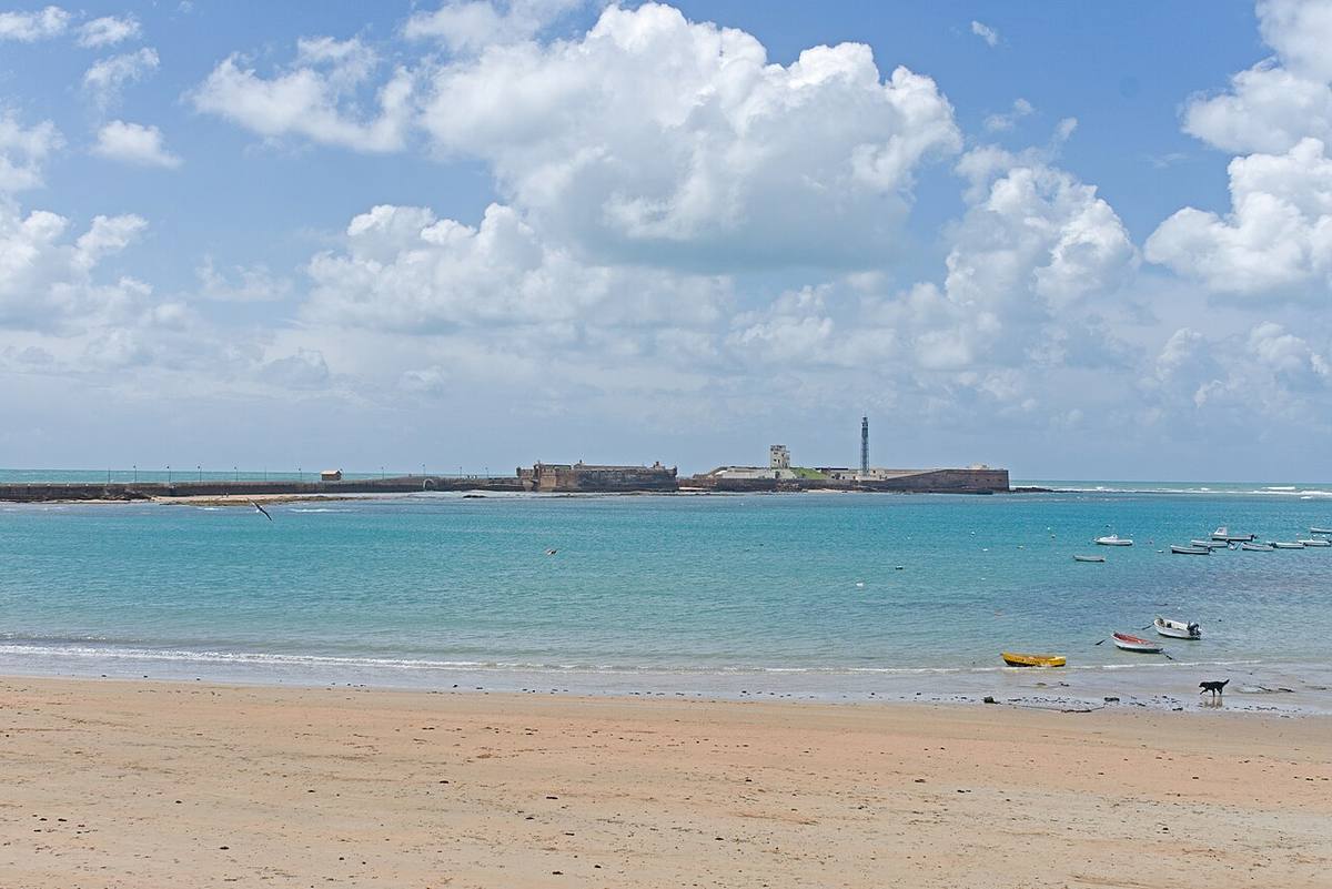Castillo de San Sebastián visto desde la playa en Cádiz.
