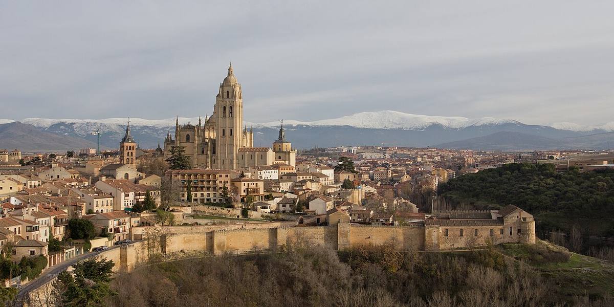 Panorámica del casco histórico de Segovia con la catedral y la sierra nevada al fondo.
