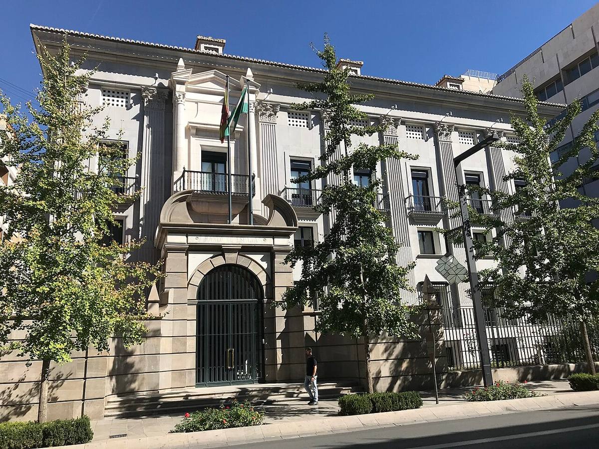 Fachada principal del edificio del Banco de España en Granada.