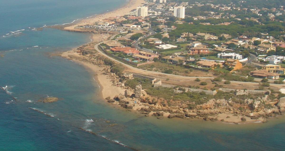 Vista aérea de viviendas y costa en la provincia de Cádiz.