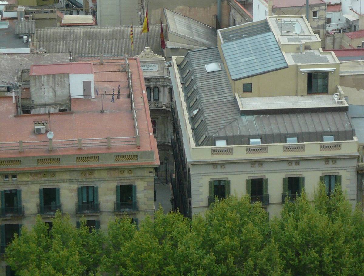 Vista aérea de edificios residenciales y el Passatge de la Banca en Barcelona.
