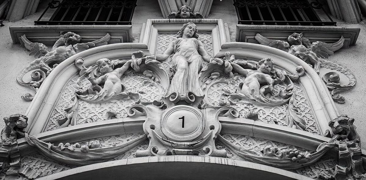 Relieve en la fachada del Edificio Grassy en la Gran Vía de Madrid.