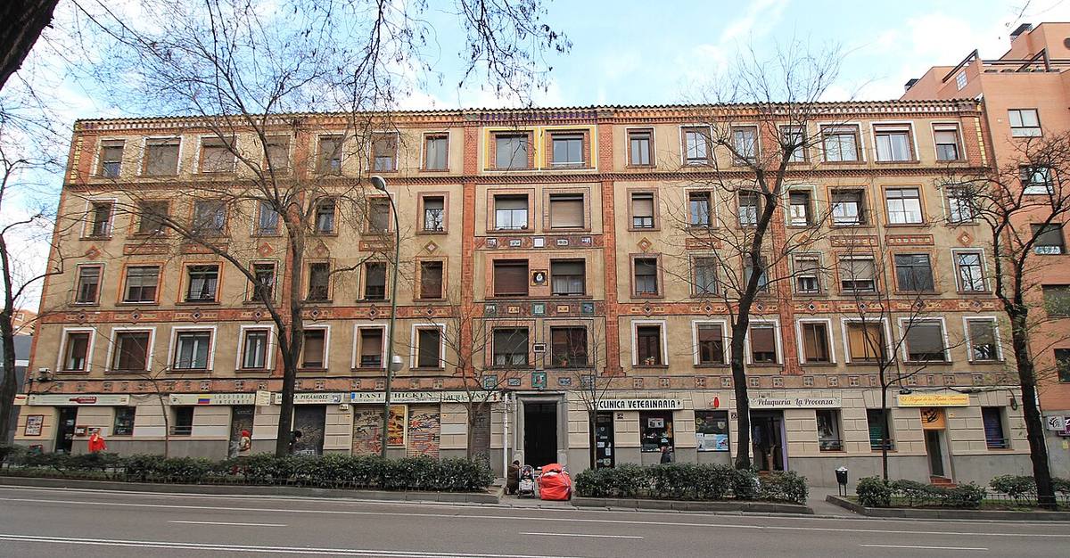 Fachada de un edificio de viviendas en el paseo de las Acacias de Madrid.