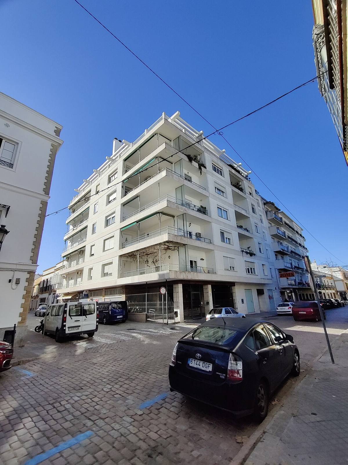 Perspectiva del edificio residencial Pérez-Luna en una esquina de Jerez de la Frontera.