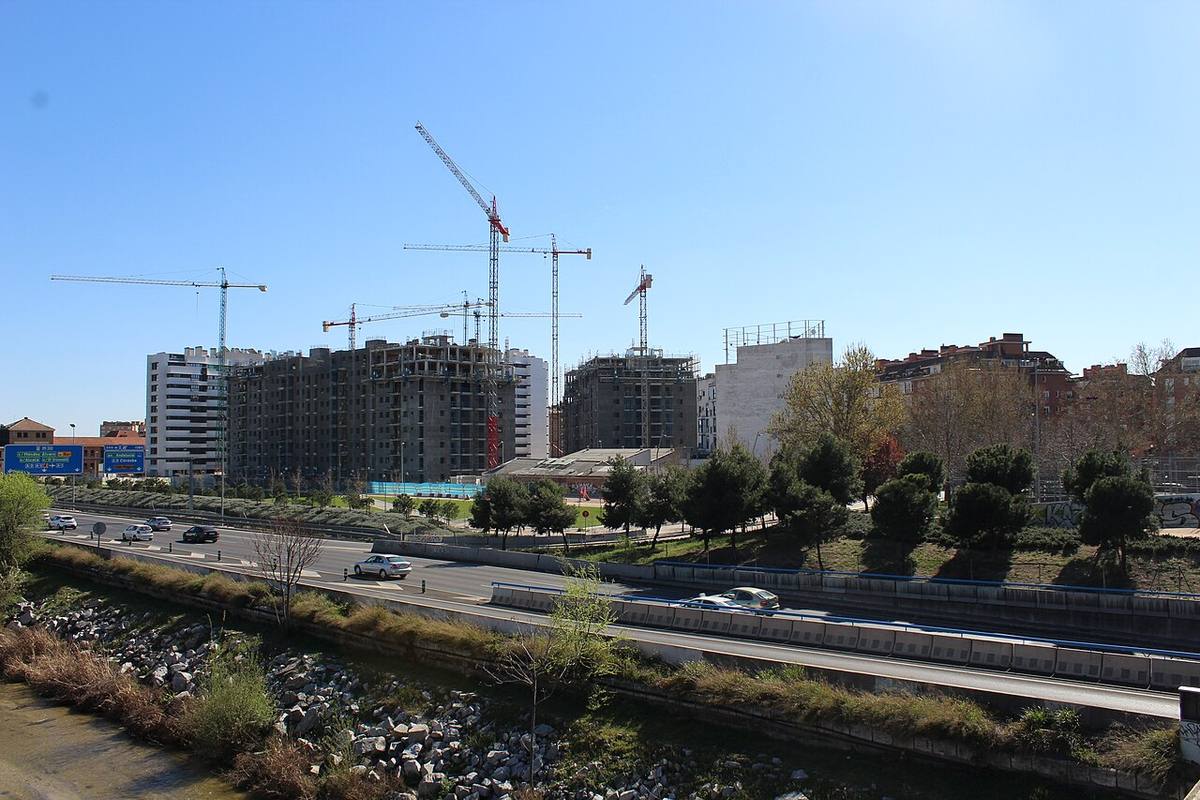 Obras de construcción de nuevos edificios de viviendas en Madrid.