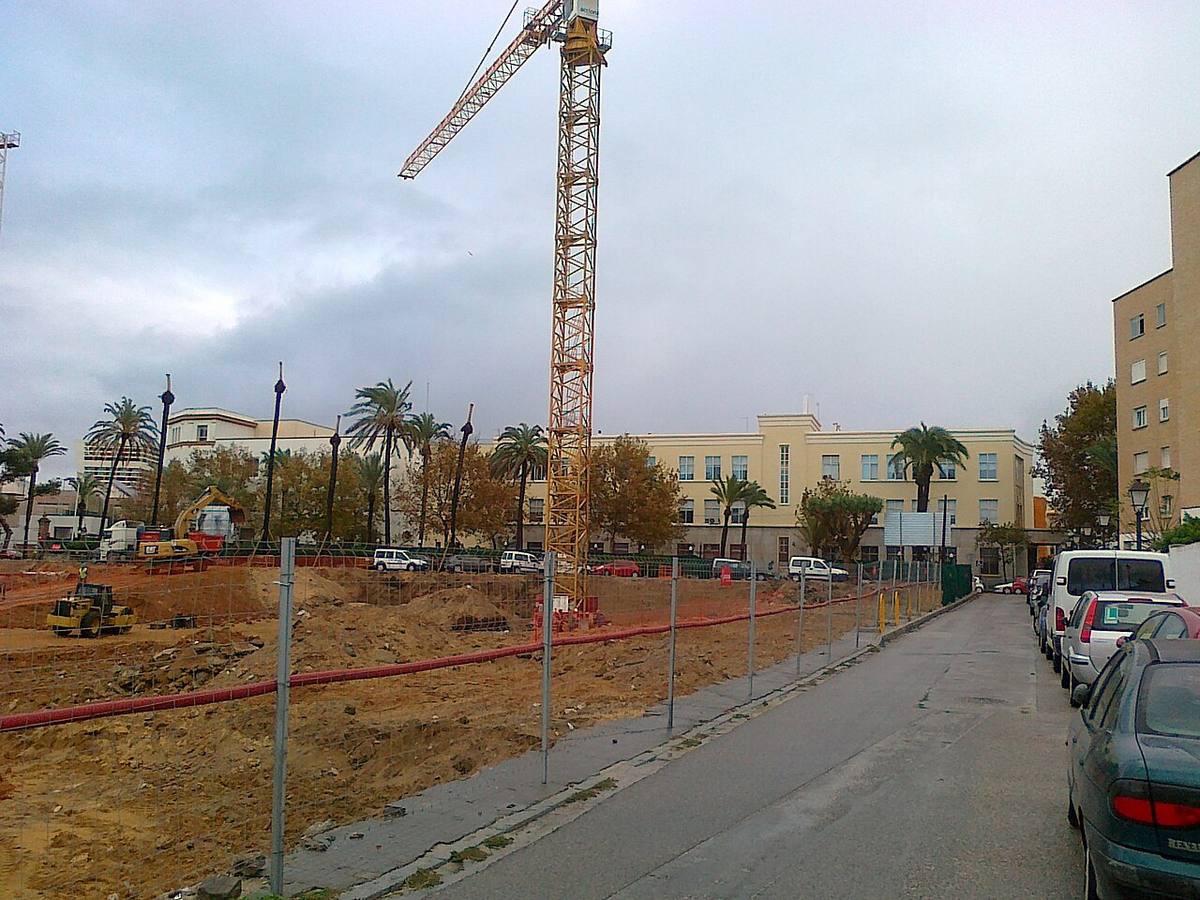 Obras de construcción en la ciudad de Cádiz con maquinaria pesada y grúas.