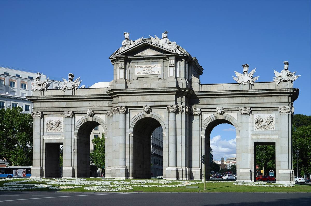 Fachada de la Puerta de Alcalá, representativa del distrito de Salamanca en Madrid.