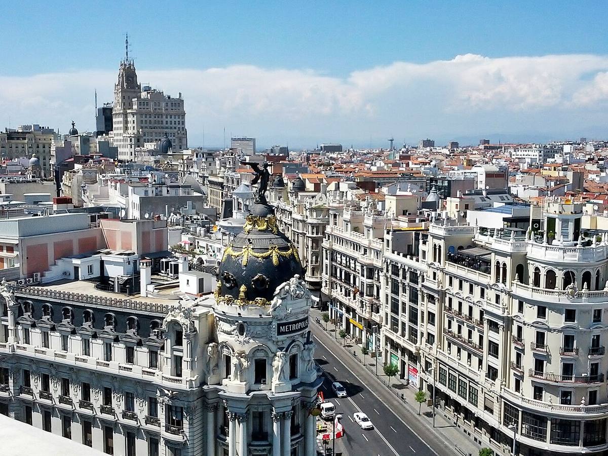 Panorámica urbana del centro de Madrid con el edificio Metrópolis en primer plano.