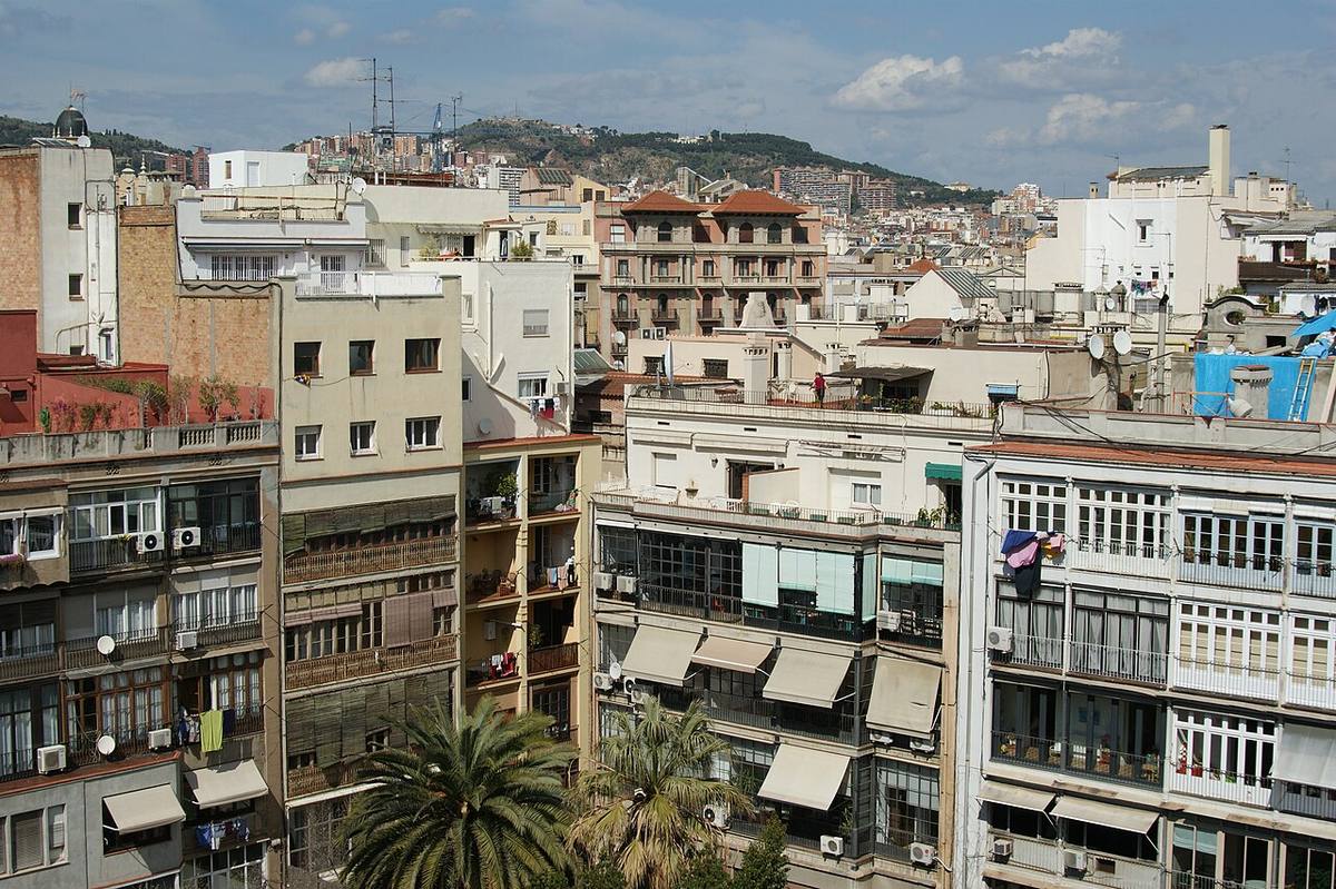 Vista de edificios residenciales en un entorno urbano.