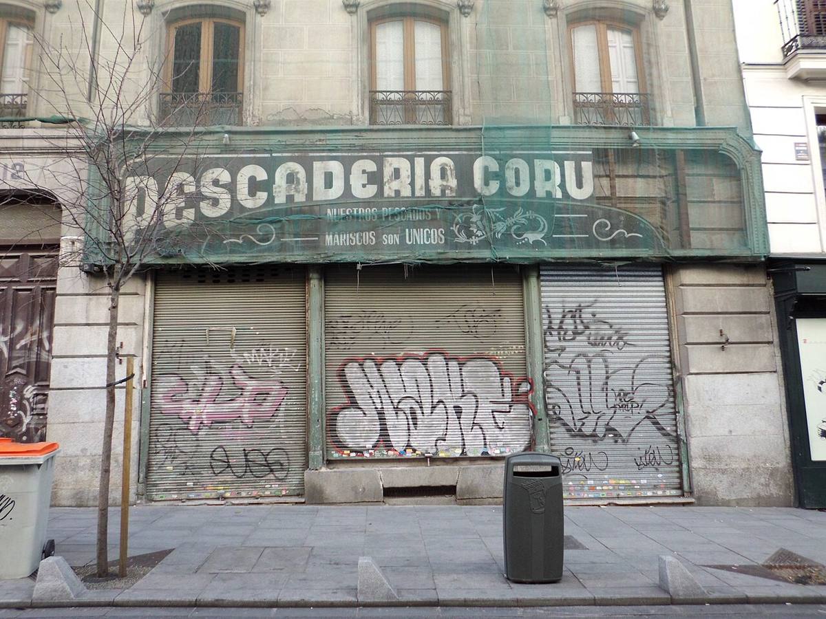 Local comercial cerrado en la calle de Recoletos de Madrid.