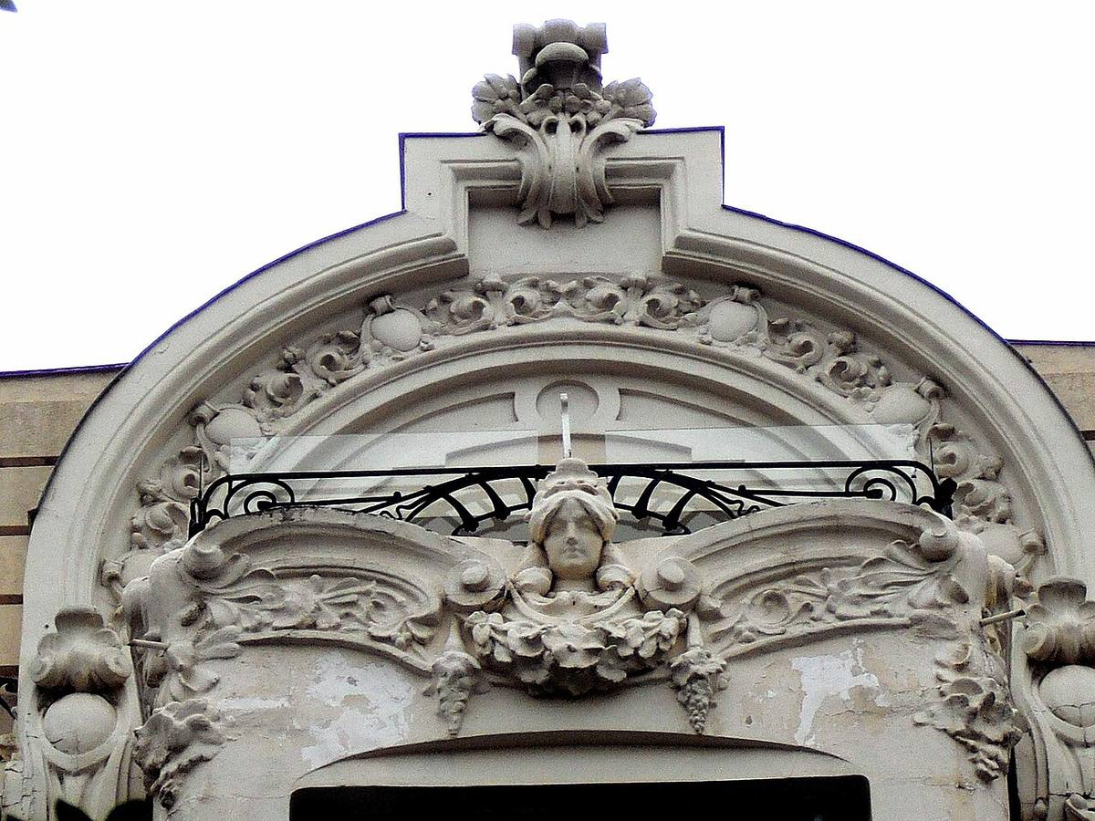 Detalle ornamental en un edificio de viviendas de la calle de Almagro, Chamberí.