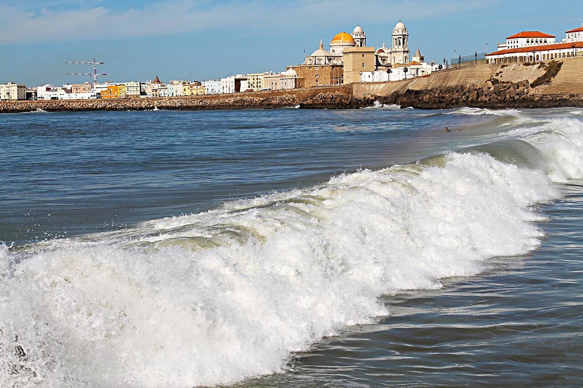Vista de la Catedral de Cádiz desde la playa.