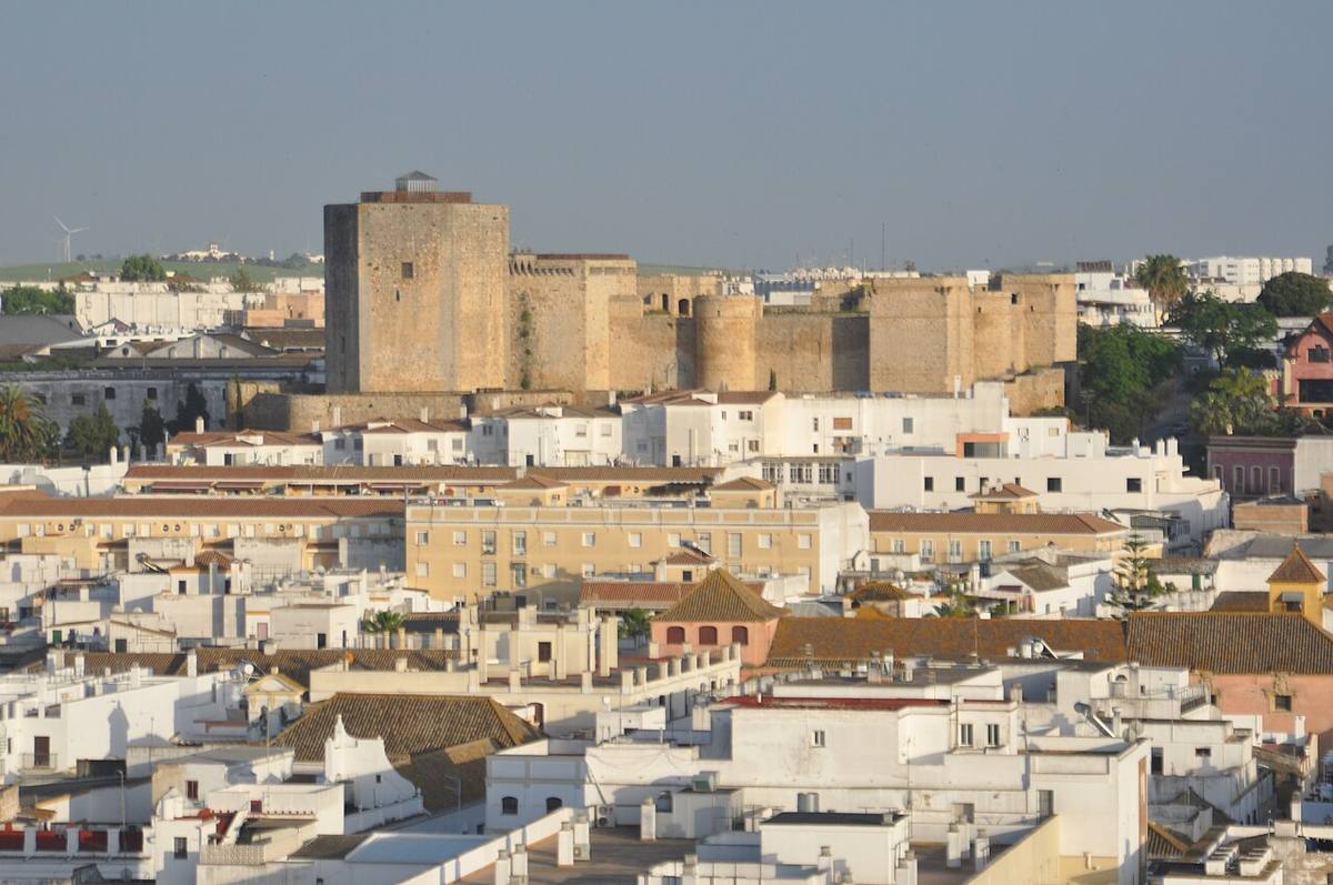 Vista panorámica del Castillo de Santiago y el casco urbano de Sanlúcar de Barrameda.