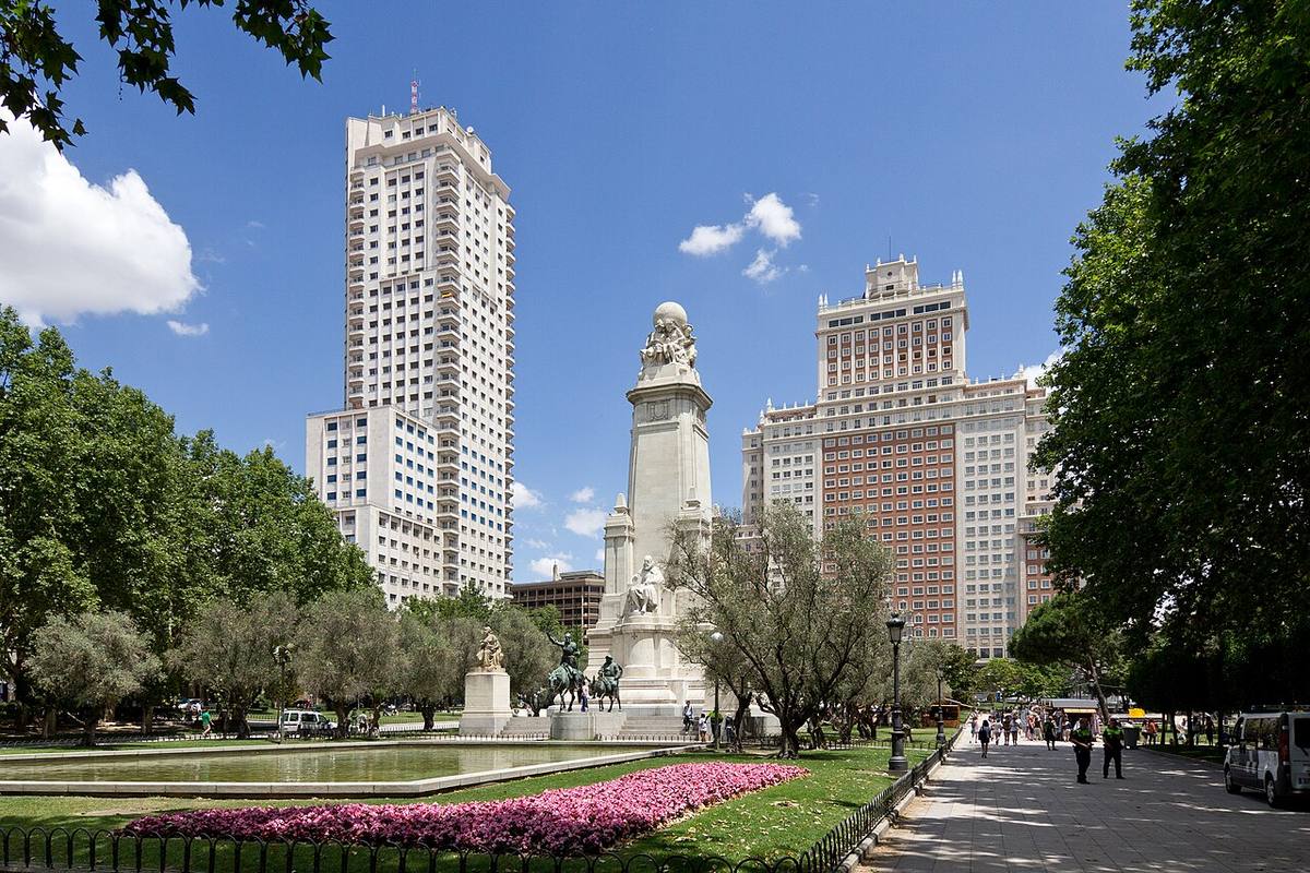 Vista panorámica de la Plaza de España con el Edificio España al fondo.