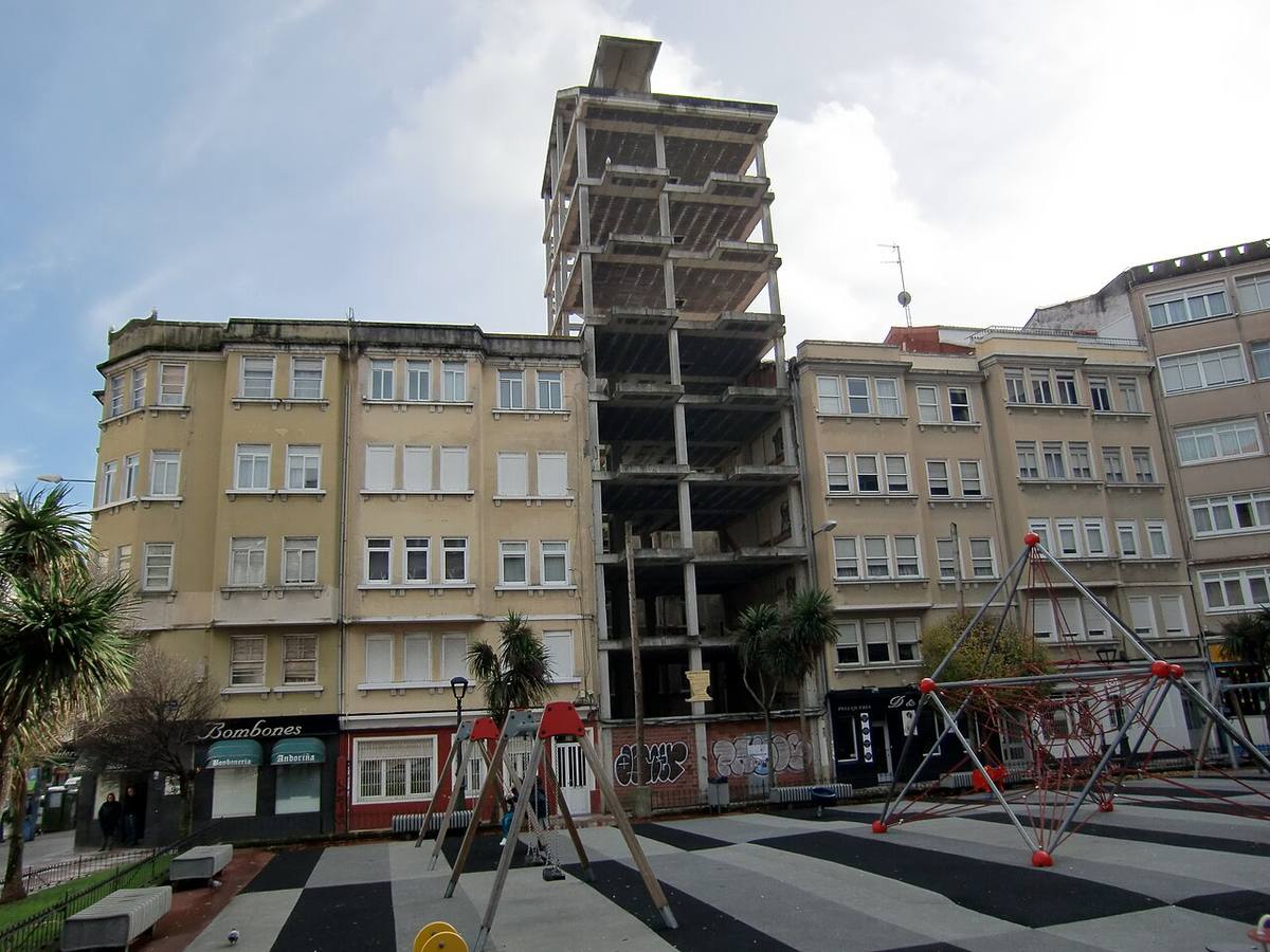 Estructura de un edificio de viviendas paralizado en la Plaza del Padre José Rubinos, A Coruña.