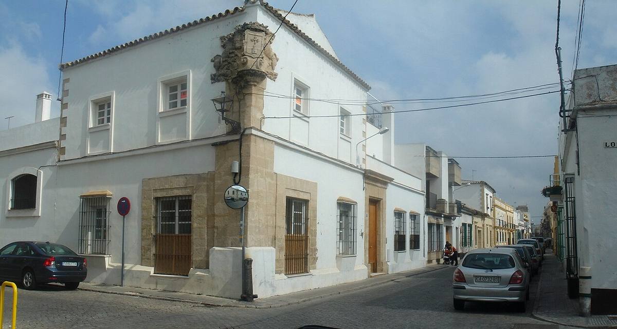 Edificio en la esquina de las calles San Bartolomé y Los Moros, en el centro histórico de El Puerto de Santa María.