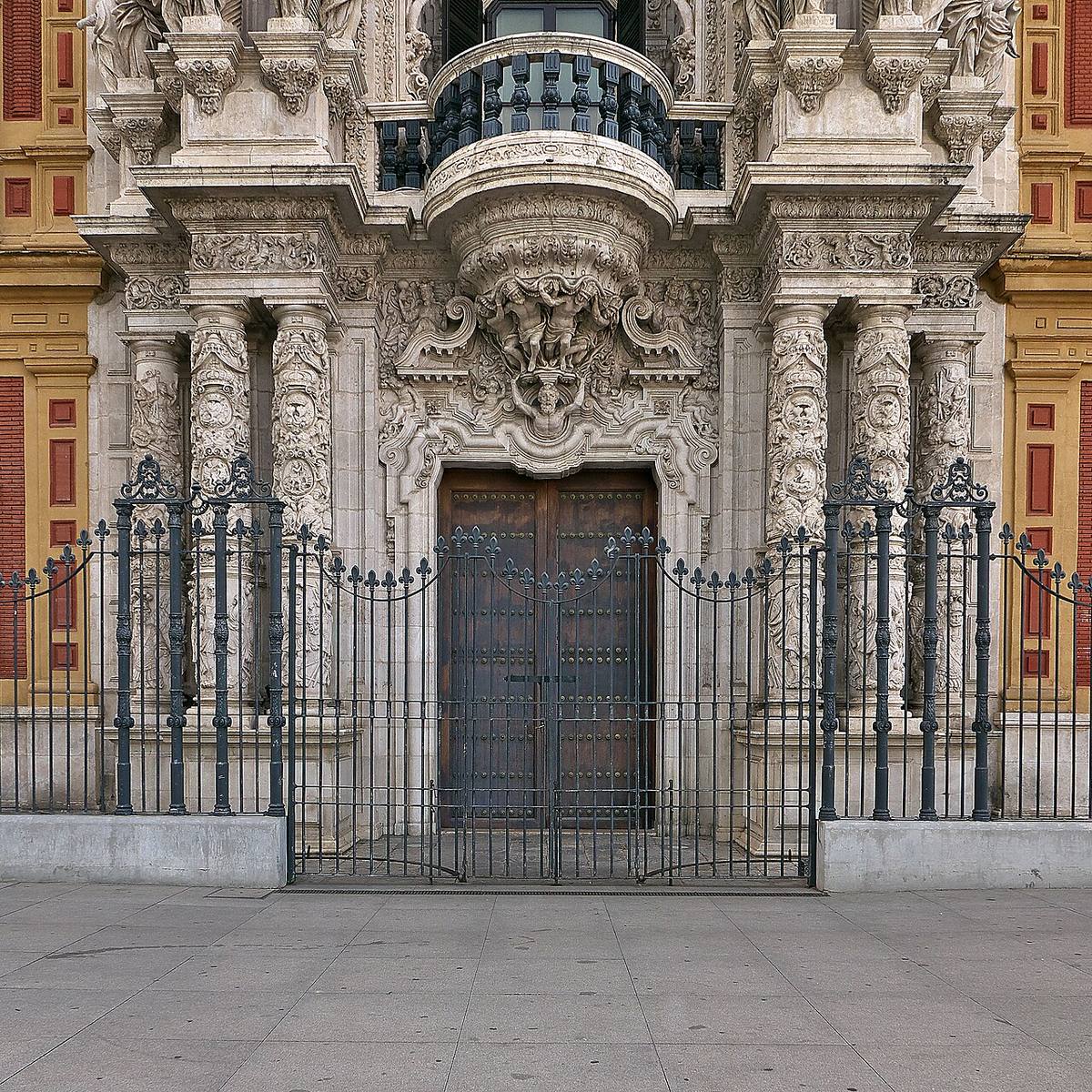 Detalle de la portada barroca del Palacio de San Telmo en Sevilla.
