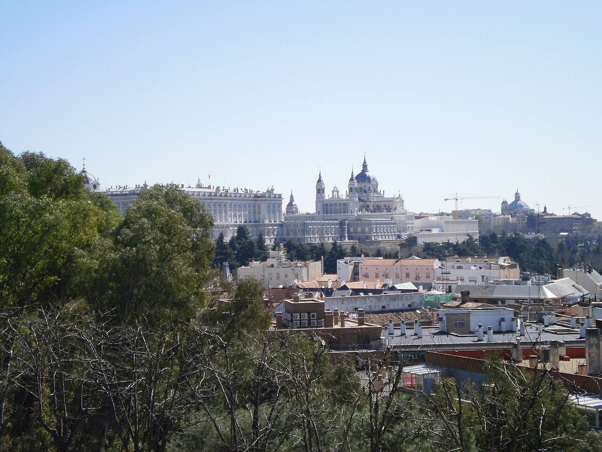 Panorámica urbana de Madrid con el Palacio Real y la Catedral de la Almudena al fondo.